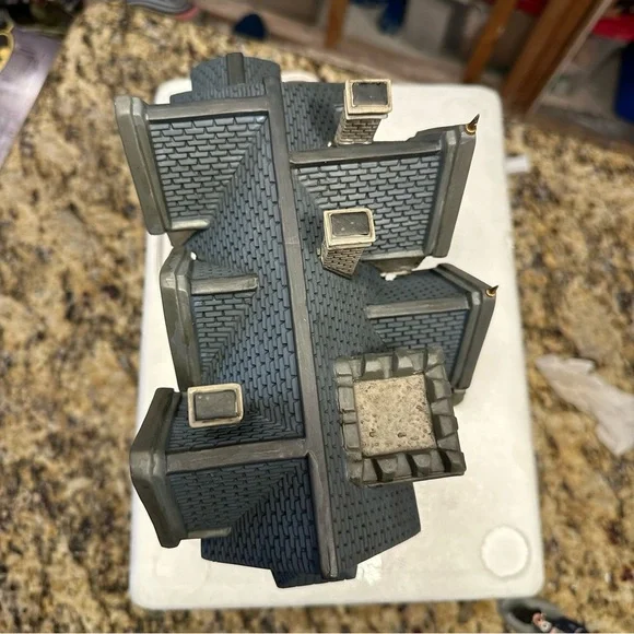 DC Comics Village Batman Wayne Manor Bruce and Alfred Department 56 - Picture 9 of 13